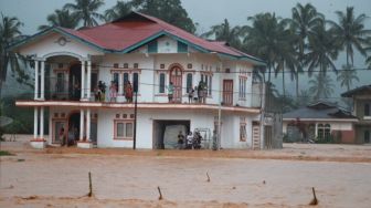 Jalan Lintas Sumbar-Bengkulu Putus Total Diterjang Banjir Bandang