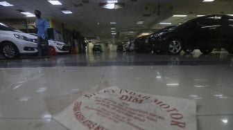 Suasana di showroom penjualan mobil bekas WTC Mangga Dua, Jakarta, Rabu, (23/9/2020). [Suara.com/Angga Budhiyanto]