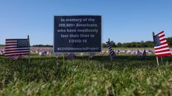 Bendera-bendera Amerika berukuran kecil dipasang di National Mall oleh organisasi Proyek Memorial Covid-19, Amerika, Selasa (22/9). (Foto/Anadolu Agency)
