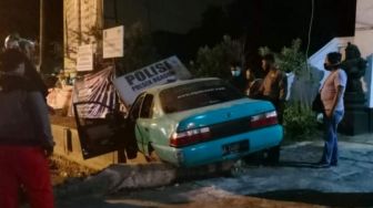 Pengemudi Cekcok, Mobil Seruduk Tiang Sampai Nyangkut di Trotoar Jakal