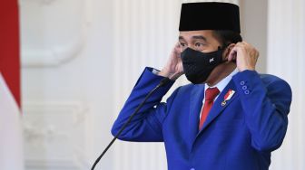 Keras! Jokowi Ditantang Debat Pasal UU Ciptaker, Buktikan Siapa yang Hoaks