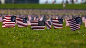 Bendera-bendera Amerika berukuran kecil dipasang di National Mall oleh organisasi Proyek Memorial Covid-19, Amerika, Selasa (22/9). (Foto/Anadolu Agency)
