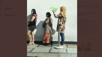 Viral Perempuan Muda Payungi Lansia Pakai Map Berkas, Publik Terenyuh