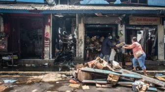 Pedagang membersihkan puing-puing sisa kebakaran di Pasar Cempaka Putih, Jakarta, Kamis (24/9/2020).[ANTARA FOTO/Aprillio Akbar]