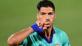 Peluk Istri Sambil Menangis, Luis Suarez Bikin Perpisahan Menyentuh di Camp Nou