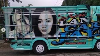 6 Potret Wika Salim Terpampang di Truk, Mana Favoritmu?