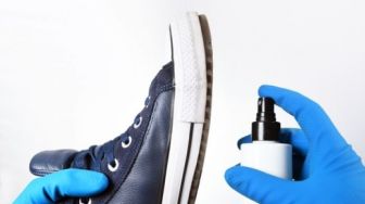 Cegah Virus, Bersihkan Sepatu Kesayangamu dengan Cairan Disinfektan