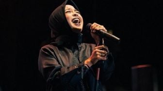 Tantri Kotak Ungkap Pertama Kali Manggung Pakai Hijab: Beban Gue Berat Banget
