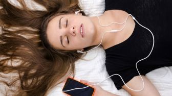 Sering Pakai Earphone atau Headphone saat Tidur? Waspadai Efek Sampingnya!