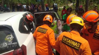 Minibus Tabrak Pohon di Sedayu, Satu Orang Terjepit Rangka Mobil yang Remuk