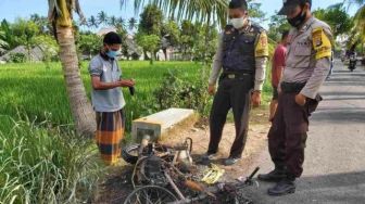 Gagal Tangkap Pencuri Ayam, Warga Lotim Lampiaskan Emosi Bakar Motor Pelaku