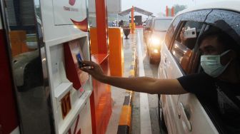 Sejumlah mobil memasuki pintu Tol Dumai di Dumai, Riau, Jumat (25/9/2020).  [ANTARA FOTO/Aswaddy Hamid]