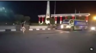 Viral Video Pemuda Hadang Truk yang Melintas di Jalan, Endingnya Ambyar