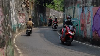 Dinding - dinding yang kusam dan kotor menghiasi sepanjang jalan Terowongan Dipo KRL di Pancoran Mas, Depok, Jawa Barat, Sabtu (26/9). [Suara.com/Alfian Winanto]