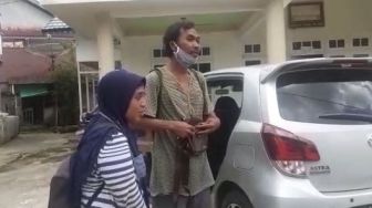 Tepergok Bawa Mobil, Pasutri Pengamen Keliling demi Kumpulkan Receh