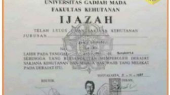 Dokter Tifa Soroti Format Tulisan Berbeda di Ijazah Jokowi, UGM Pastikan Sama dengan Milik Alumni Kehutanan Seangkatan