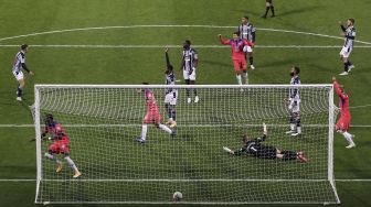 Striker Chelsea Tammy Abraham (kedua dari kiri) mencetak gol ketiga mereka dalam pertandingan sepak bola Liga Premier Inggris antara West Bromwich Albion dan Chelsea di stadion The Hawthorns di West Bromwich, Inggris pada (26/9/2020). [Nick Potts / POOL / AFP]