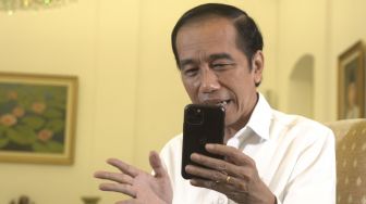 Kasih Bantuan Modal Pedagang Kecil, Jokowi: Semangat Jangan Turun
