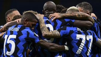 Para pemain Inter Milan bersatu setelah Fiorentina mencetak gol bunuh diri pada pertandingan sepak bola Serie A Italia Inter melawan Fiorentina di stadion Giuseppe-Meazza, Milan pada (26/9/2020). [Miguel MEDINA / AFP]