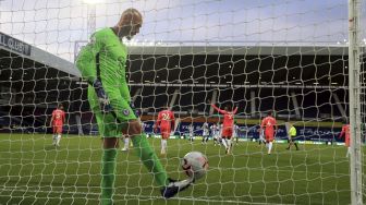 Bek West Bromwich Albion Kyle Bartley (tengah) merayakan gol ketiga mereka selama pertandingan sepak bola Liga Premier Inggris antara West Bromwich Albion dan Chelsea di stadion The Hawthorns di West Bromwich, Inggris pada (26/9/2020). [Nick Potts / POOL / AFP]