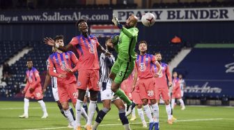 Bola melewati penjaga gawang Chelsea Willy Caballero (tengah) saat pertandingan sepak bola Liga Primer Inggris antara West Bromwich Albion melawan Chelsea di stadion The Hawthorns di West Bromwich, Inggris pada (26/9/2020). [Laurence Griffiths / POOL / AFP]