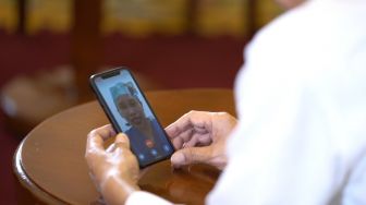 Presiden Jokowi Video Call Dengan Perawat Pasien Covid-19 di Surabaya