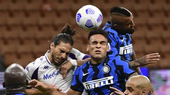 (Dari kiri) Bek Fiorentina Martin Caceres, penyerang Inter Milan Lautaro Martinez dan gelandang Inter Milan Arturo Vidal melakukan sundulan pada pertandingan sepak bola Serie A Italia Inter melawan Fiorentina di stadion Giuseppe-Meazza, Milan pada (26/9/2020). [Miguel MEDINA / AFP]