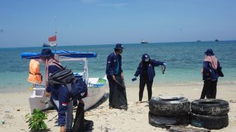 Peduli Lingkungan Hidup, GenBI SulSel Bersihkan Pulau Lae-Lae