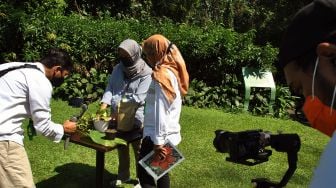 Petugas menjelaskan cara merawat tanaman di dalam ruangan saat wisata virtual study tour di Kebun Raya Bogor, Jawa Barat, Senin (28/9/2020). [ANTARA FOTO/Arif Firmansyah]
