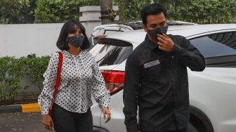 Aktris Vanessa Angel dan suaminya, Bibi Ardiansyah saat tiba di Pengadilan Negeri Jakarta Barat, Senin (28/9). [Suara.com/Alfian Winanto]