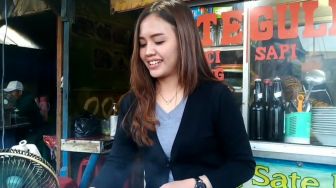 Aduhai Manisnya! Viral Penjual Sate Kelinci Berparas Cantik Bak Selebritis