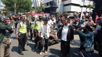 Ratusan Orang Blokade Acara KAMI di Surabaya, Gatot Nurmantyo di Mana?