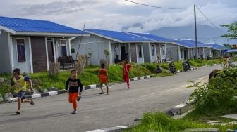 Anak-anak bermain di kompleks hunian tetap (Huntap) bagi para korban bencana di Palu, Sulawesi tengah, Minggu (27/9/2020). [ANTARAFOTO/Basri Marzuki]
