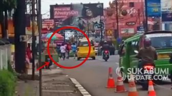 Nongkrong di Alun-alun Kota Sukabumi, Puluhan Pelajar Ini Serang Angkot