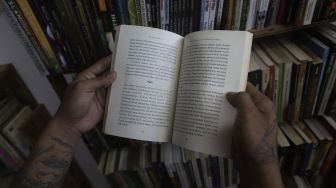 Santri Tasawuf Underground membaca buku di Pondok Tasawuf Undergroud, Kompleks Ruko Pasar Cimanggis, Ciputat, Tangerang Selatan, Banten, Selasa (29/9/2020). [Suara.com/Angga Budhiyanto]