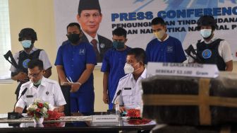 Kepala BNNP Sumbar, Khasril Arifin (kiri) memberikan keterangan pers pengungkapan peredaran gelap narkotika, di Kantor BNNP Sumatera Barat, di Padang, Selasa (29/9/2020).  [ANTARA FOTO/Iggoy el Fitra]