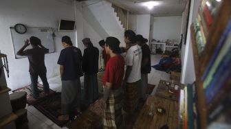 Santri Tasawuf Underground menunaikan shalat Dzuhur berjamaah di Pondok Tasawuf Undergroud, Kompleks Ruko Pasar Cimanggis, Ciputat, Tangerang Selatan, Banten, Selasa (29/9/2020). [Suara.com/Angga Budhiyanto]