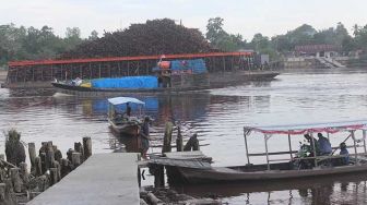 Cerita Sampan di Dermaga Tua Sungai Siak yang Kini Jadi Alternatif Warga