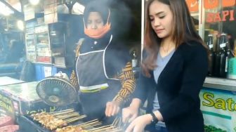 Viral Penjual Sate Kelinci Cantik di Lembang, Parasnya Anggun Bak Bidadari