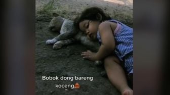 Gemas! Dikira Pingsan, Balita ini Ternyata Tidur Bareng Kucing di Halaman