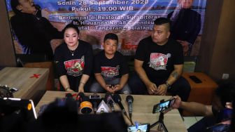 Istri Didi Kempot, Yan Vellia dan Putranya, Saka Praja Adil Prasetya saat menggelar konferensi pers di Cirendeu, Tangeran Selatan, Senin (28/9). [Suara.com/Alfian Winanto]