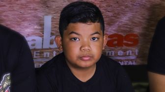 Anak Didi Kempot, Saka Praja Adil Prasetya saat ditemui di Cirendeu, Tangeran Selatan, Senin (28/9). [Suara.com/Alfian Winanto]