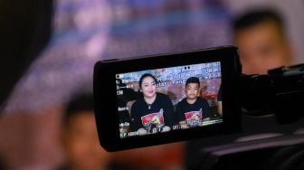 Istri Didi Kempot, Yan Vellia dan Putranya, Saka Praja Adil Prasetya saat menggelar keterangan pers di Cirendeu, Tangeran Selatan, Senin (28/9). [Suara.com/Alfian Winanto]