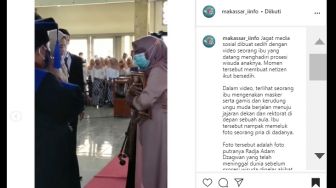 Bergelimang Air Mata, Ibu Wakili Wisuda Anaknya yang Telah Meninggal Dunia