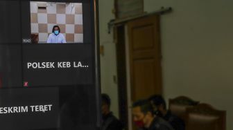 Aktor Dwi Sasono saat menjalani sidang kasus penyalahgunaan narkotika jenis ganja yang digelar secara virtual di Pengadilan Negeri Jakarta Selatan, Rabu (30/9). [Suara.com/Alfian Winanto]