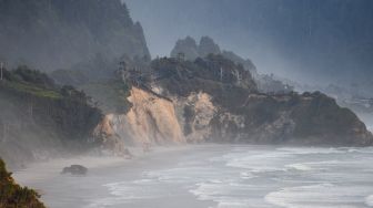 Ambil Foto, Pendaki Ini Tewas usai Terjatuh dari Tebing ke Samudra Pasifik