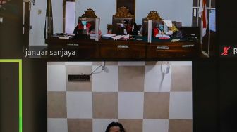 Aktor Dwi Sasono saat menjalani sidang kasus penyalahgunaan narkotika jenis ganja yang digelar secara virtual di Pengadilan Negeri Jakarta Selatan, Rabu (30/9). [Suara.com/Alfian Winanto]