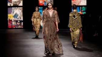 Pembukaan Paris Fashion Week, Dior Gunakan Kain Tenun Ikat Indonesia
