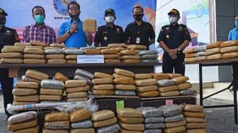 Kepala Badan Narkotika Nasional (BNN) Provinsi Banten Hendri Marpaung (ketiga kiri) didampingi staf memperlihatkan barang bukti paket ganja kering saat rilis penyelundupan ganja dari Aceh di Serang, Banten, Rabu (30/9/2020). [ANTARA FOTO/Asep Fathulrahman]