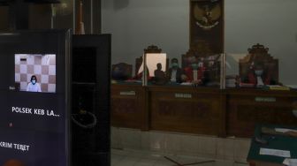 Suasana saat Aktor Dwi Sasono menjalani sidang kasus penyalahgunaan narkotika jenis ganja yang digelar virtual di Pengadilan Negeri Jakarta Selatan, Rabu (30/9). [Suara.com/Alfian Winanto]